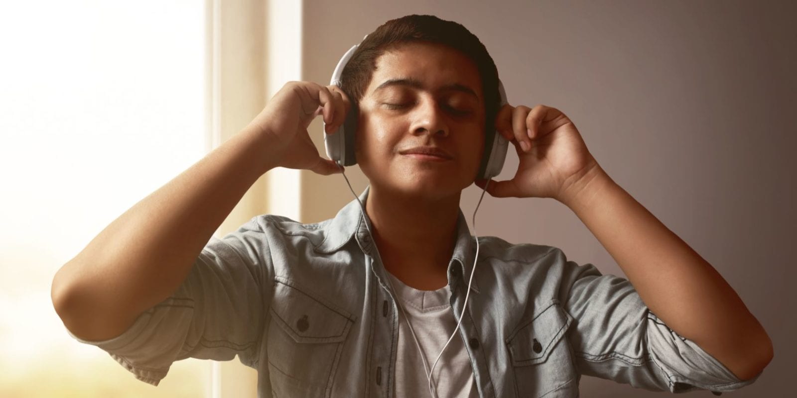 Музыка для мальчиков 8. Человек в наушниках. Мальчик с уникальным голосом. Слушать радио. Человек слушает человека.